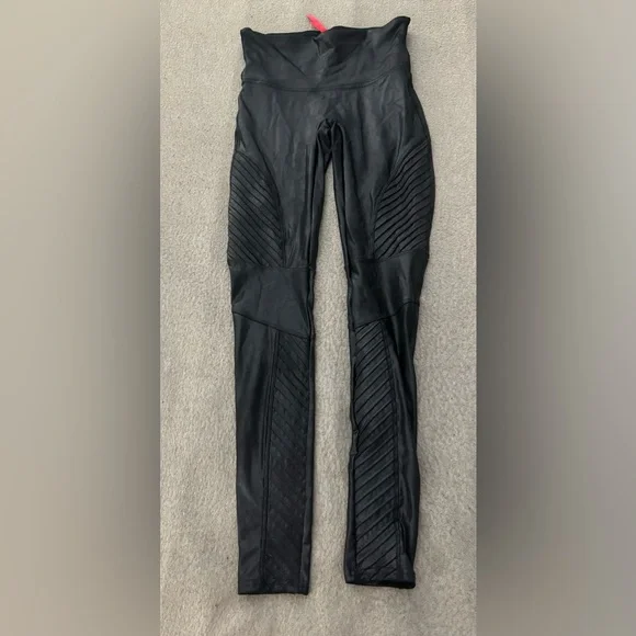 Spanx Women’s Leggings Size Medium Petite Faux Leather Moto Leggings Very Black - Picture 3 of 10